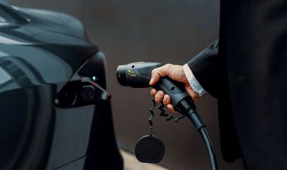 juice-unsplash-LadenElektroauto.jpg