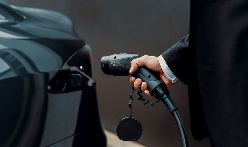 juice-unsplash-LadenElektroauto.jpg