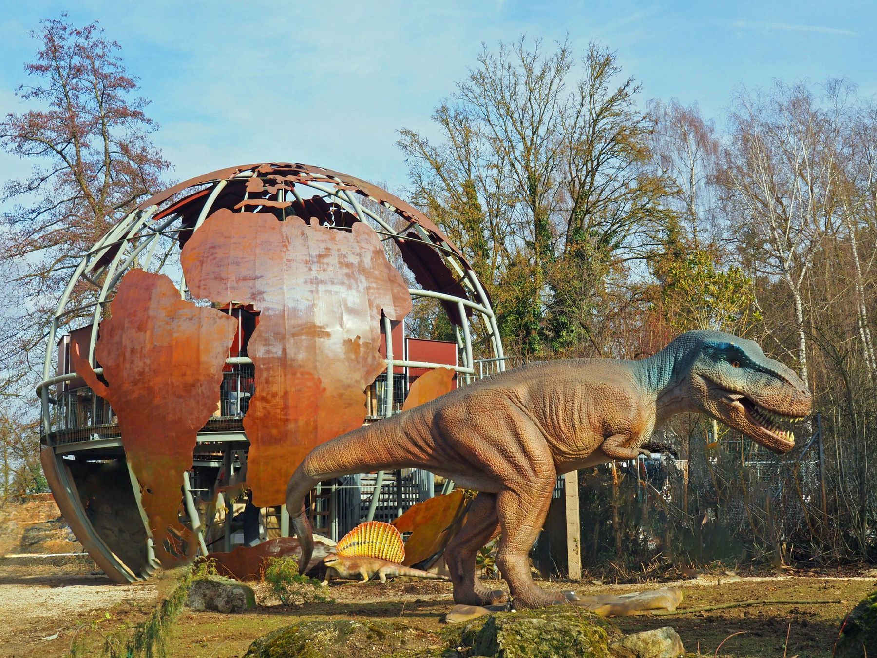 Weltkugel T-Rex-scaled.jpg