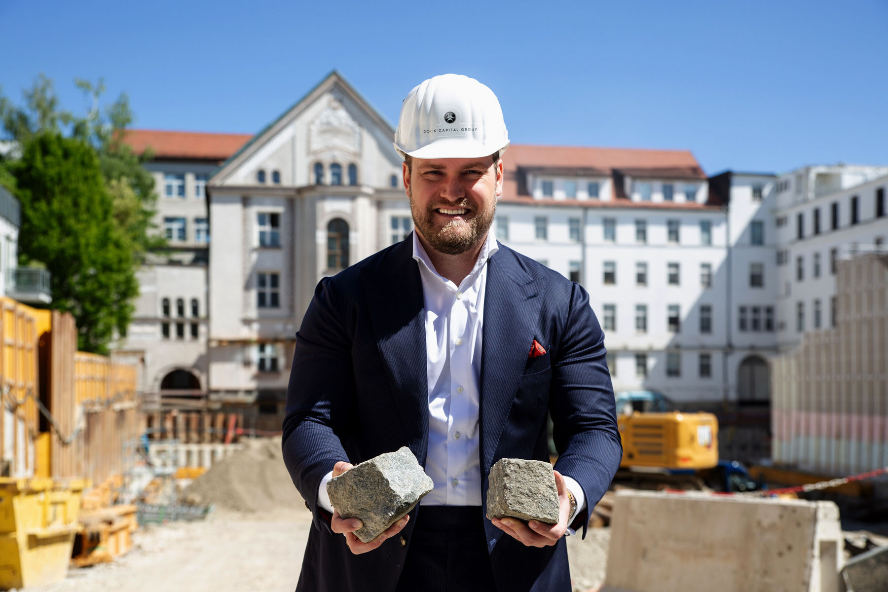 Korbinian Pröckl, Asset Manager bei der Rock Capital Group mit den Pflastersteinen vom HEAVEN.jpg
