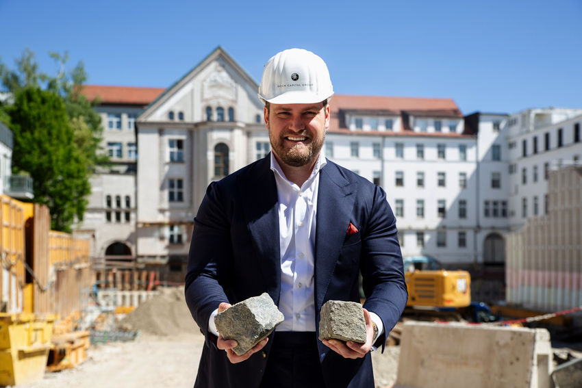 Korbinian Pröckl, Asset Manager bei der Rock Capital Group mit den Pflastersteinen vom HEAVEN.jpg