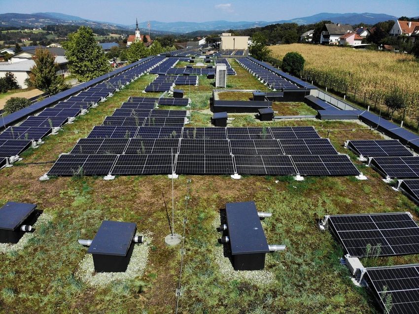 pflege-nachhaltigkeit-photovoltaikanlage-dach.jpg