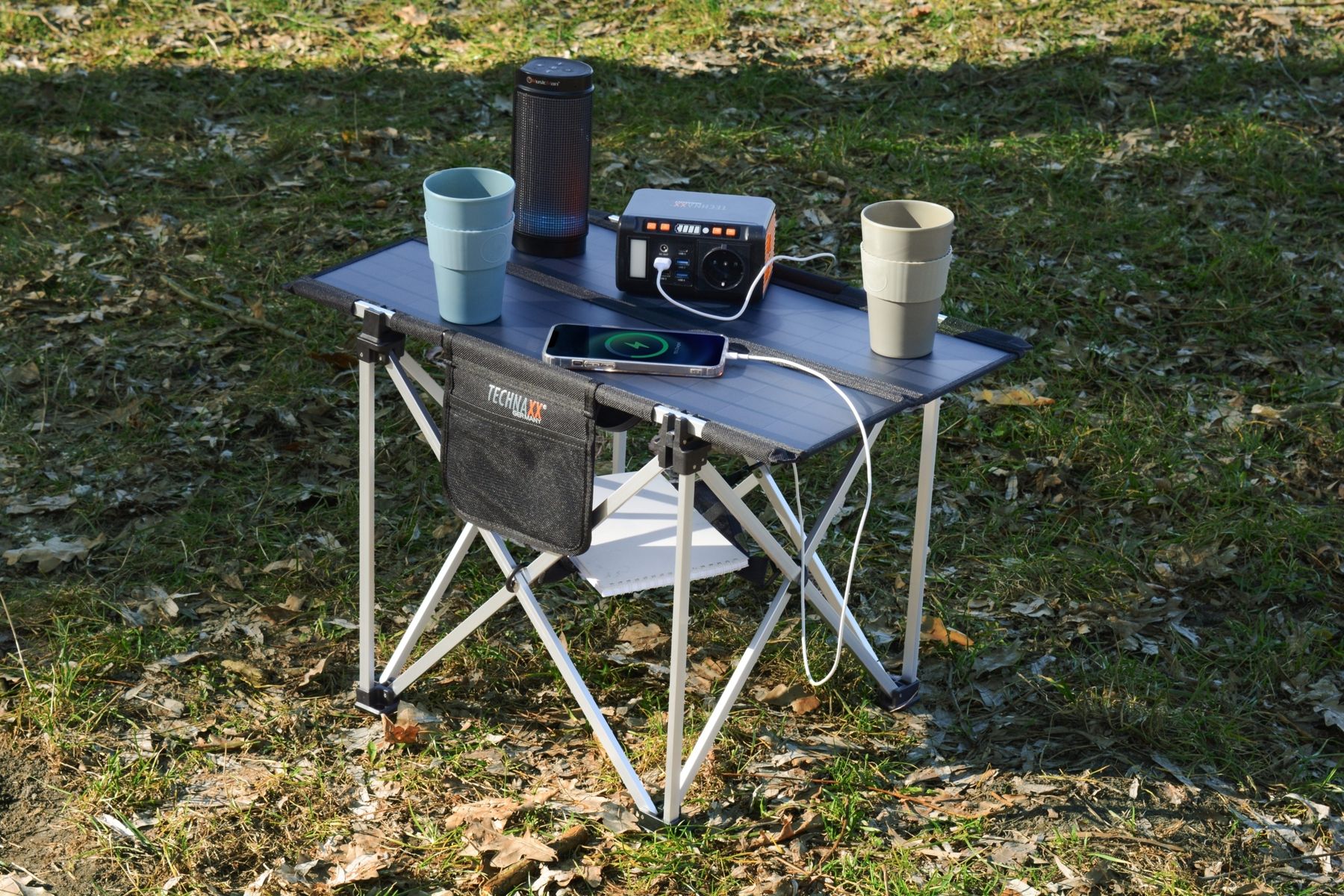 Technaxx-Faltbarer-Solar-Campingtisch-TX-251-20W-aufgebaut-3-scaled.jpg