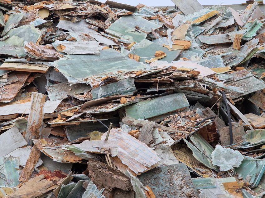 Wind turbine blade fragments for shredding Courtesy of SUEZ.jpg