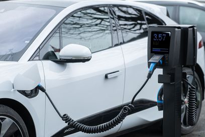 pexels-smart-me-ElektroautoLaden.jpg