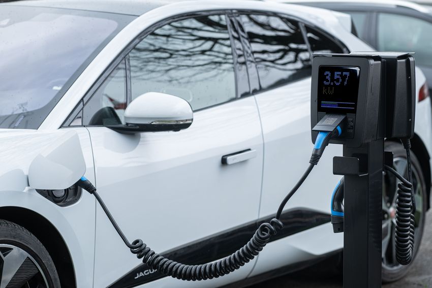 pexels-smart-me-ElektroautoLaden.jpg