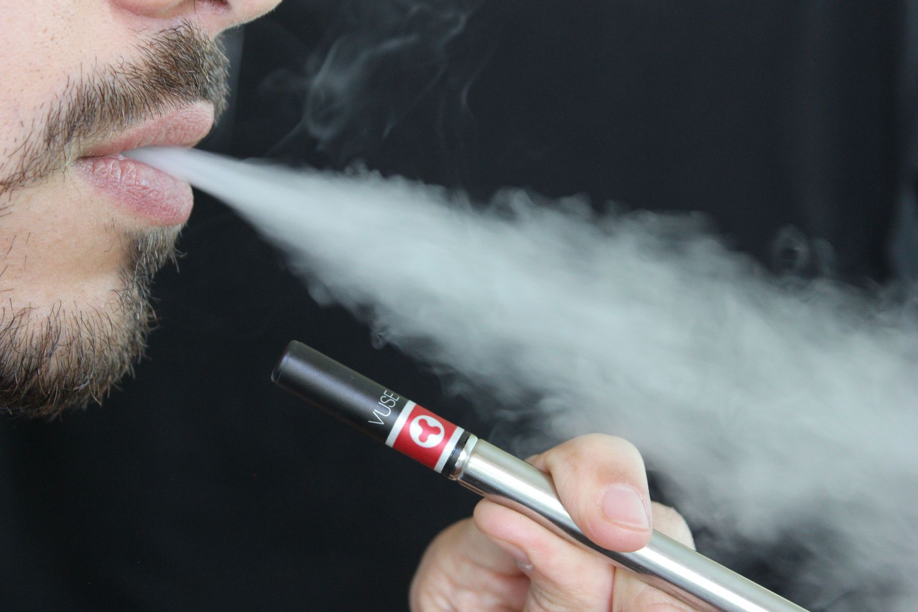 lindsayfox-e-cigarette-1301670.jpg