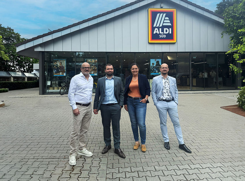 Auftakt für das Feierabendparken in München  ALDI SÜD und Wemolo öffnen an sechs Filialen insgesamt 81 bestehende Stellplätze nach Ladenschluss für Anwohnerinnen und Anwohner. (Personenbeschreibungen auf dem Bild s.jpg