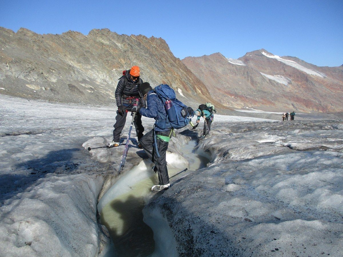 GirlsoniceamGletscher.jpg