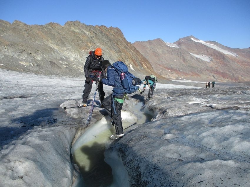 GirlsoniceamGletscher.jpg