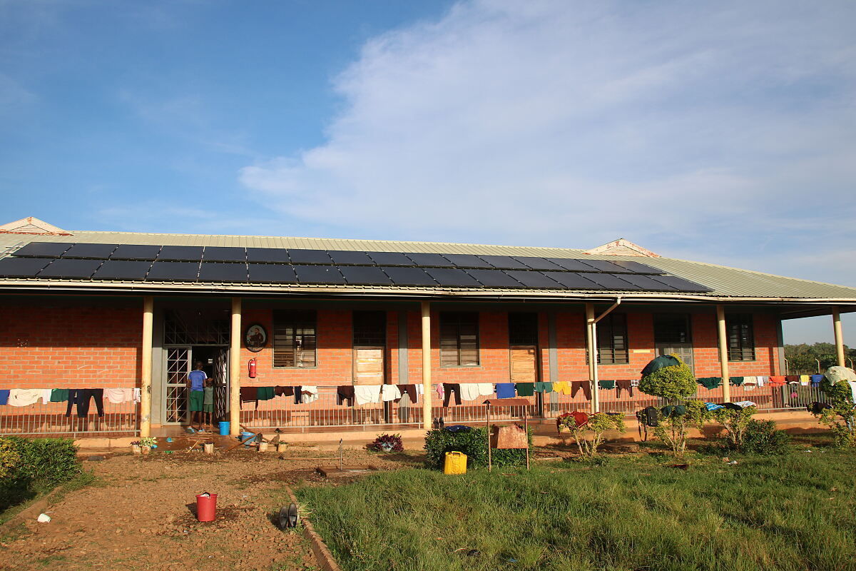 Photovoltaikanlage am Dach des Waisenhauses St. Clare in Uganda.jpg