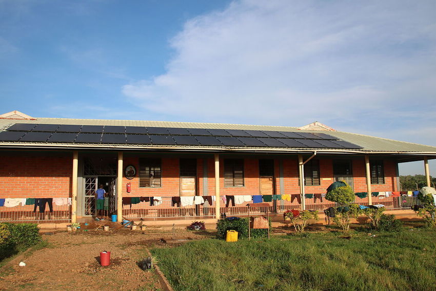 Photovoltaikanlage am Dach des Waisenhauses St. Clare in Uganda.jpg