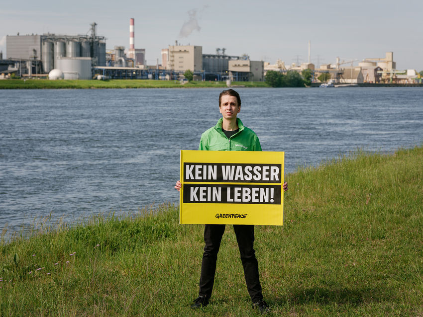 (c) Greenpeace   Mitja Kobal  Wasserexperte Sebastian Theissing-Matei vor OMV (1) (1).jpg
