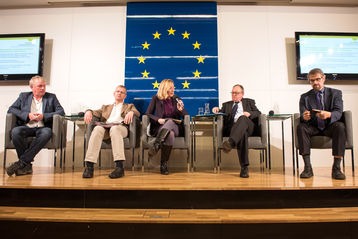 Die rein männliche Diskussionsrunde war laut Moderatorin Annelies Vilim (Mitte, AG Globale Verantwortung) nicht beabsichtigt. V.l.n.r.: Erwin Schöpges, Marcus Kucera, Nobert Probst und Tobias Reichert Die rein männliche Diskussionsrunde war laut Moderatorin Annelies Vilim (Mitte, AG Globale Verantwortung) nicht beabsichtigt. V.l.n.r.: Erwin Schöpges, Marcus Kucera, Nobert Probst und Tobias Reichert