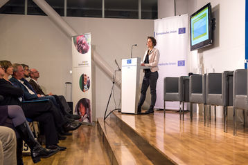 Sophie Veßel von der AG Globale Verantwortung präsentierte die Broschüre "Unfaire Milch – Agrar- und Entwicklungspolitik im Widerspruch", deren Inhalt das Thema des Abends vorgab. Sophie Veßel von der AG Globale Verantwortung präsentierte die Broschüre "Unfaire Milch – Agrar- und Entwicklungspolitik im Widerspruch", deren Inhalt das Thema des Abends vorgab.