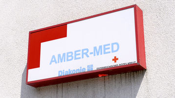 AmberMed ist ein Kooperationsprojekt der Diakonie Flüchtlingshilfe und des Österreichischen Roten Kreuzes.