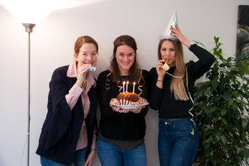 Die Redakteurinnen Steffi, Elisa und Lisa (v.l.n.r.) feiern drei Jahre spendeninfo.at. © spendeninfo.at / Joseph Hauptmann