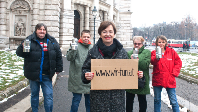 Unterstützerinnen der Solidaritätsbewegung #wirtun (v.l.): Rosi, Birgit, Doris Schmidauer, Roswitha, Claudia Amsz © Caritas / Stefanie Steindl