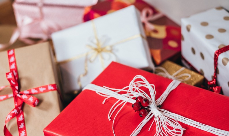 Bunte Weihnachtspakete liegen übereinander Bunte Weihnachtspakete liegen übereinander