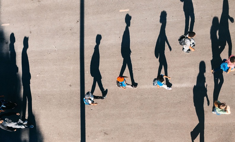 Junge Menschen aus der Vogelperspektive, die auf einem breiten Weg spazieren. Junge Menschen aus der Vogelperspektive, die auf einem breiten Weg spazieren.