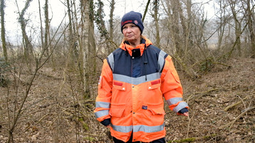 Margit Handl engagiert sich als ehrenamtliche Rettungshundegruppen-Leiterin, Hundetrainerin und Hundeführerin bei den Johannitern. © spendeninfo.at / Thomas Kronberger