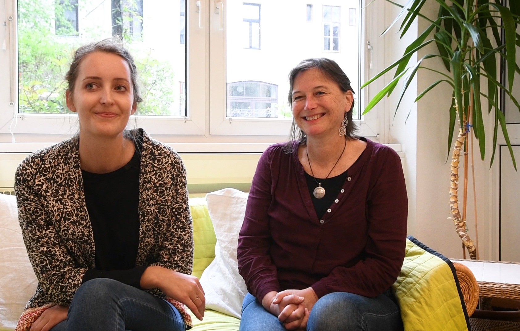 Christin und Sonja, Leiterinnen des Oma/Opa-Projekts, im Interview.