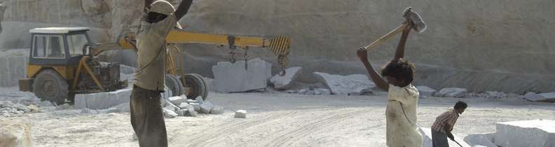 Kinder arbeiten auf einem Steinbruch Kinder arbeiten auf einem Steinbruch