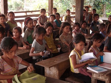 Kinder sitzen in einem Klassenraum.