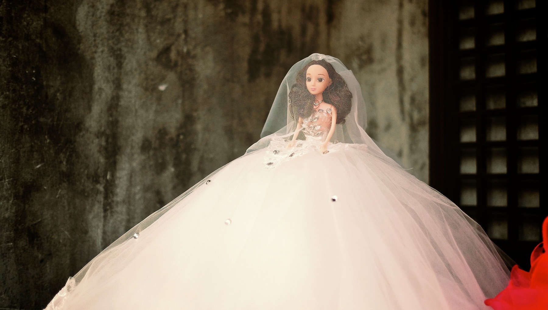 Barbiepuppe mit Hochzeitskleid und Schleier.