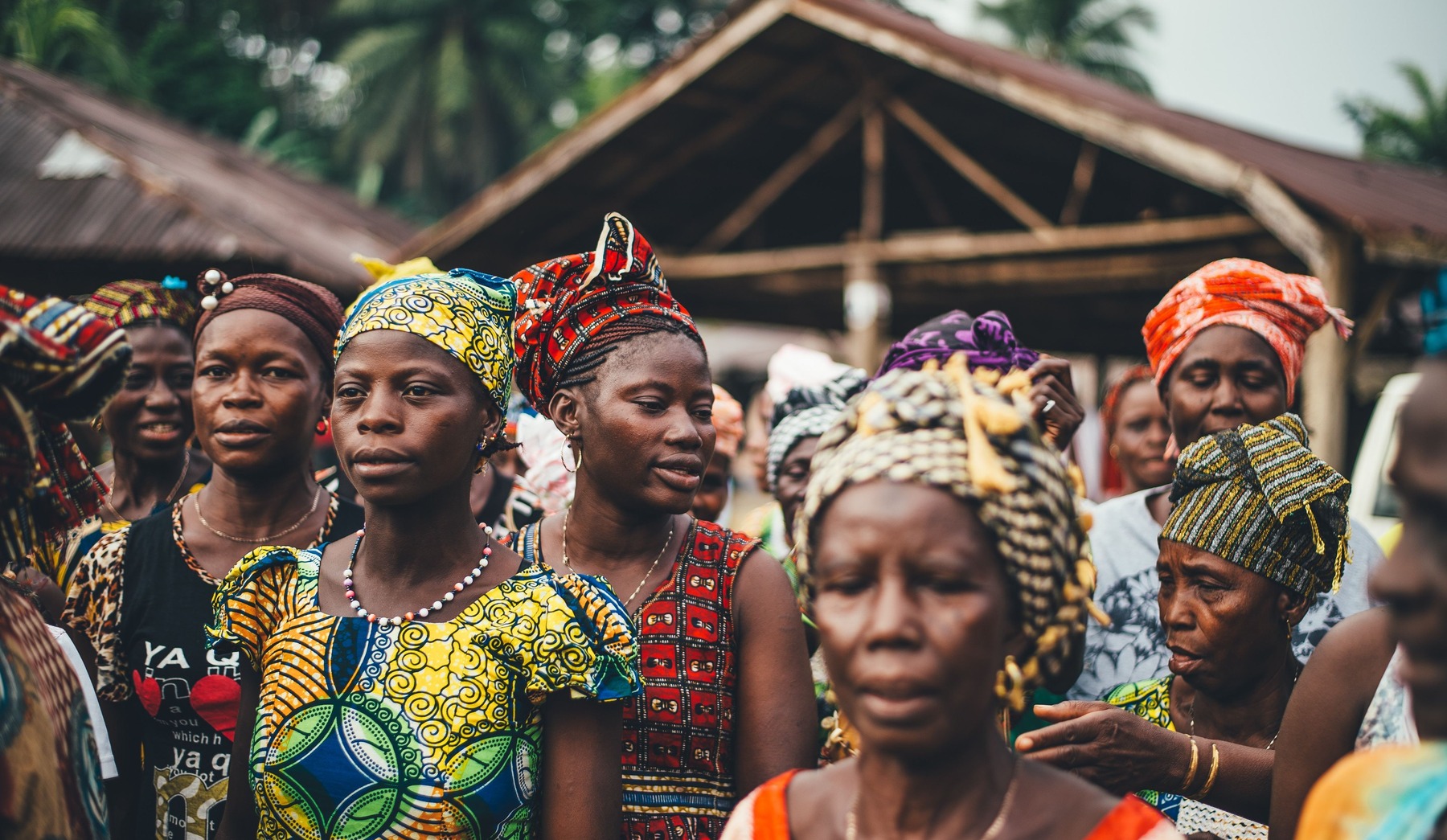 Eine Gruppe Frauen mit traditionell afrikanischer Kleidung.