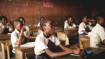 Afrikanische Kinder sitzen in einem Klassenraum. Afrikanische Kinder sitzen in einem Klassenraum.