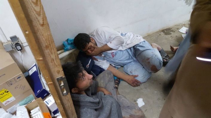 Patienten und Mitarbeiter der Ärzte ohne Grenzen nach dem Angriff auf das Spital. © MSF
