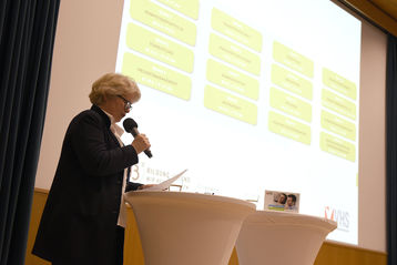 Schon am 5. April startet die Akademie mit zwei Klassen. Brigitte Pabst stellt 16 Lern-Module vor, durch die den Kursteilnehmer*innen notwenige Kompetenzen vermittelt werden sollen. © spendeninfo.at/Hannah Hauptmann Schon am 5. April startet die Akademie mit zwei Klassen. Brigitte Pabst stellt 16 Lern-Module vor, durch die den Kursteilnehmer*innen notwenige Kompetenzen vermittelt werden sollen. © spendeninfo.at/Hannah Hauptmann
