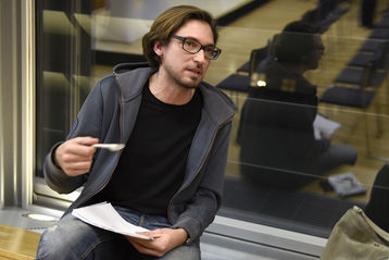 Einer der zahlreichen Gäste ist Helmut Gruber. Der studierte Sozialarbeiter möchte die Vernetzung von Freiwilligen, Projektträger*innen und potentiellen Geldgeber*innen fördern. © spendeninfo.at/Hannah Hauptmann Einer der zahlreichen Gäste ist Helmut Gruber. Der studierte Sozialarbeiter möchte die Vernetzung von Freiwilligen, Projektträger*innen und potentiellen Geldgeber*innen fördern. © spendeninfo.at/Hannah Hauptmann