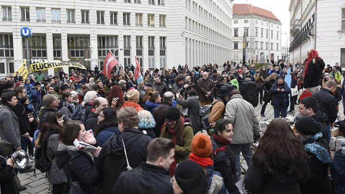 Einige Menschen sind am frühen Mittwochabend auf den Minoritenplatz in Wien gekommen, um vor dem Innenministerium gegen das Inkrafttreten der "Sonderrichtlinie" für Förderzahlungen zu protestieren. © spendeninfo.at / Hannah Hauptmann