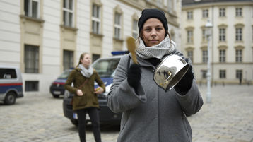 Mit einem Topf gewappnet ist Joana H. am Mittwochabend auf den Minoritenplatz gekommen, um lautstark zu protestieren. © spendeninfo.at / Hannah Hauptmann Mit einem Topf gewappnet ist Joana H. am Mittwochabend auf den Minoritenplatz gekommen, um lautstark zu protestieren. © spendeninfo.at / Hannah Hauptmann