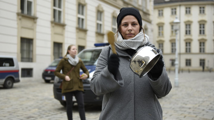 Mit einem Topf gewappnet ist Joana H. am Mittwochabend auf den Minoritenplatz gekommen, um lautstark zu protestieren.  © spendeninfo.at / Hannah Hauptmann