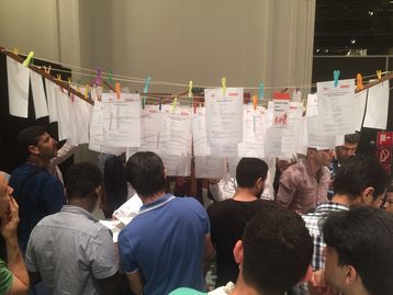 Der Personalvermittler Jobtransfair hatte eine Wäschespinne aufgestellt, an der Stellenangebote für überwiegend Niedriglohnjobs aufgehängt waren. © spendeninfo.at / Hannah Hauptmann Der Personalvermittler Jobtransfair hatte eine Wäschespinne aufgestellt, an der Stellenangebote für überwiegend Niedriglohnjobs aufgehängt waren. © spendeninfo.at / Hannah Hauptmann