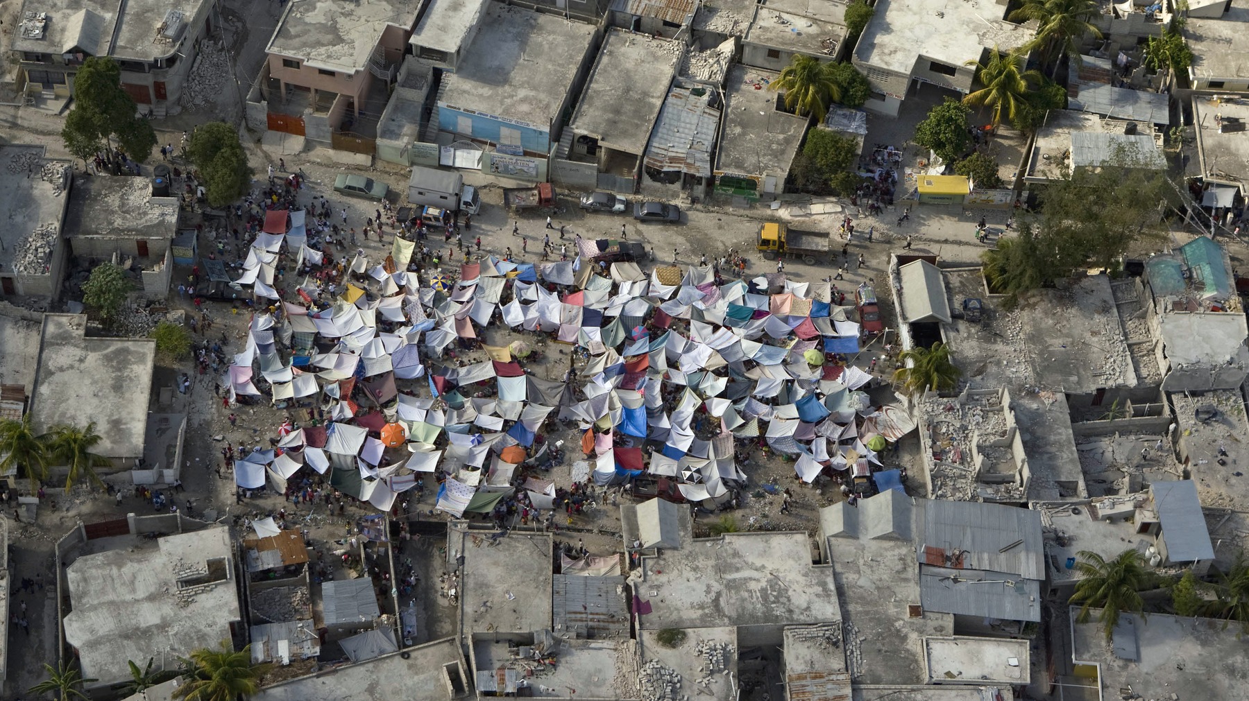 Ein Blick in Vogelperspektive über die Zeltstädte Haitis nach dem schweren Erdbeben im Jänner 2010.