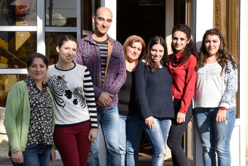 v.l.n.r.: Sozialarbeiterin Anna Zalinyan, Freiwillige Eleonora Matevosyan und Edgar Nikoghosyan, Köchin, Psychologin Tatev Grigoryan, Sozialarbeiterin Gohar Tomoyan und Dolmetscherin Tatevik Sarosyan © spendeninfo.at / Hannah Hauptmann v.l.n.r.: Sozialarbeiterin Anna Zalinyan, Freiwillige Eleonora Matevosyan und Edgar Nikoghosyan, Köchin, Psychologin Tatev Grigoryan, Sozialarbeiterin Gohar Tomoyan und Dolmetscherin Tatevik Sarosyan © spendeninfo.at / Hannah Hauptmann