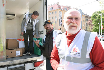 Die Freiwilligen der Wiener Tafel sind meist in Dreierteams unterwegs. Eine Tour kann bis zu sechs Stunden dauern. V.r.n.l.: Alfred Guttmann, Rudolf Cseh und Praktikant Niklas Pfeiffer