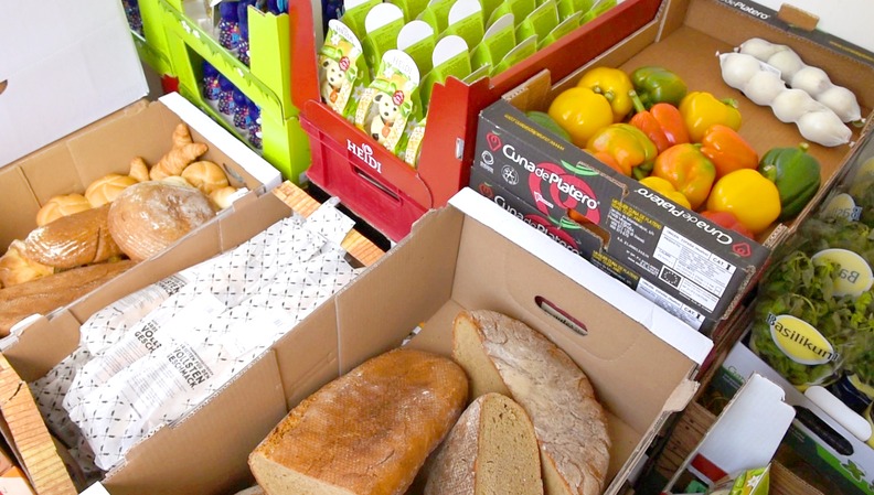 Übereinander gestapelte Kartonkisten mit Lebensmitteln wie Brot und Gemüse gefüllt. Übereinander gestapelte Kartonkisten mit Lebensmitteln wie Brot und Gemüse gefüllt.