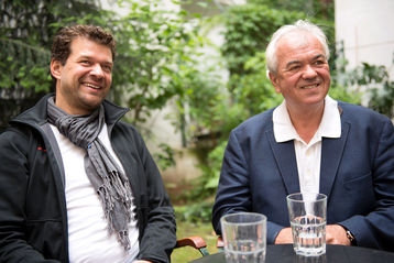 Im Gespräch mit Christoph Wurm, Leiter der Tagesstätte Teschnergasse, und Anton Diestelberger, Gründer und Obmann des Vereins Rainmans Home. © spendeninfo.at / Hannah Hauptmann