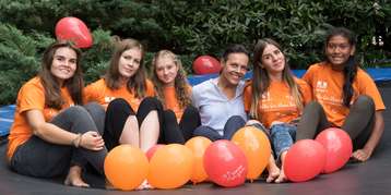 Pascale Vayer und Tochter Sotheary (r.) mit Viktoria, Anya, Tetiana und Ilona (v.l.) aus Russland und der Ukraine. Pascale Vayer und Tochter Sotheary (r.) mit Viktoria, Anya, Tetiana und Ilona (v.l.) aus Russland und der Ukraine.