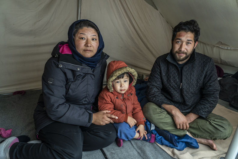Eine Familie sitzt im Zelt im Flüchtlingslager Moria Eine Familie sitzt im Zelt im Flüchtlingslager Moria