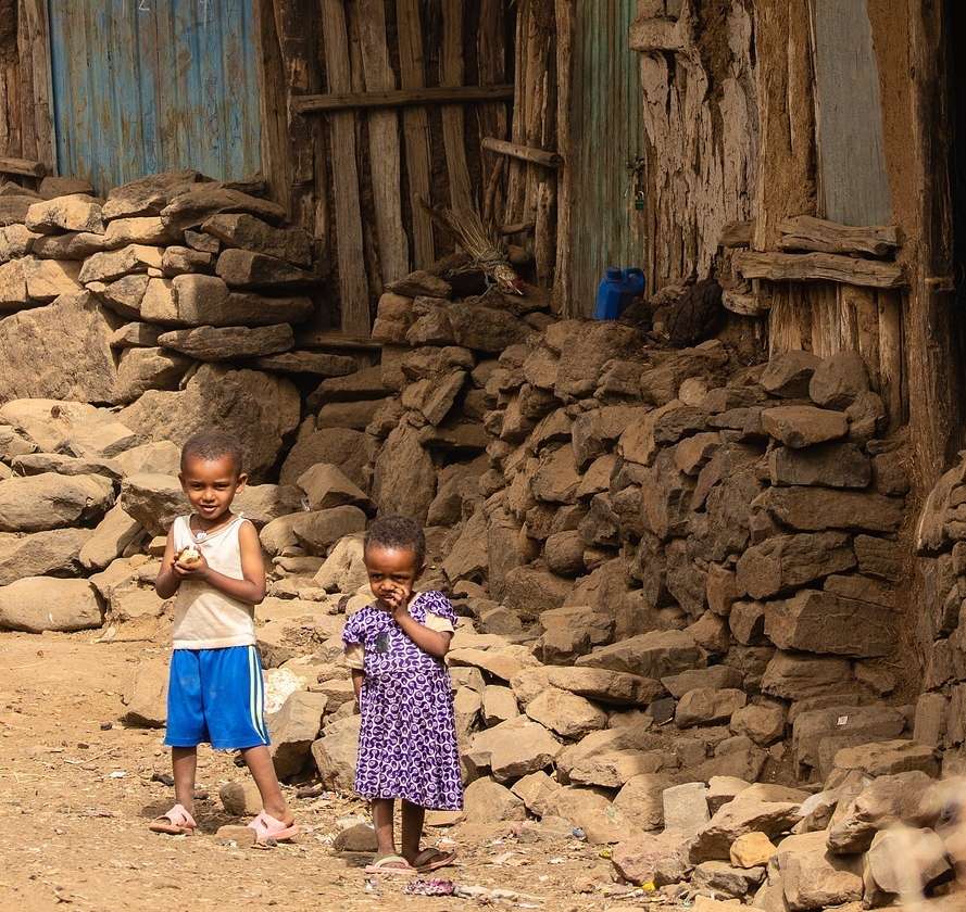 Kinder stehen vor einem Blechhaus in Äthiopien