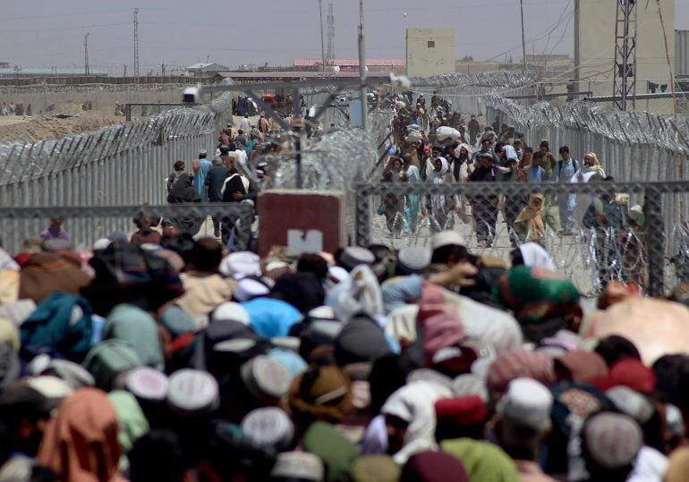 Menschenmenge steht vor der Grenze von Afghanistan zu Pakistan. Menschenmenge steht vor der Grenze von Afghanistan zu Pakistan.