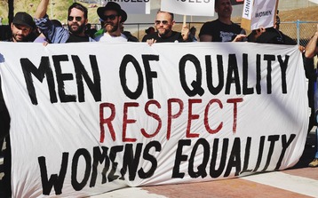 Männer halten ein Plakat mit der Aufschrift "Men of equality respect womens equality"