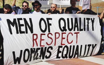 Männer halten ein Plakat mit der Aufschrift "Men of equality respect womens equality" Männer halten ein Plakat mit der Aufschrift "Men of equality respect womens equality"