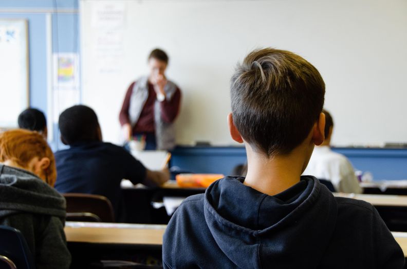 Schüler*innen sitzen in einem Klassenraum Schüler*innen sitzen in einem Klassenraum